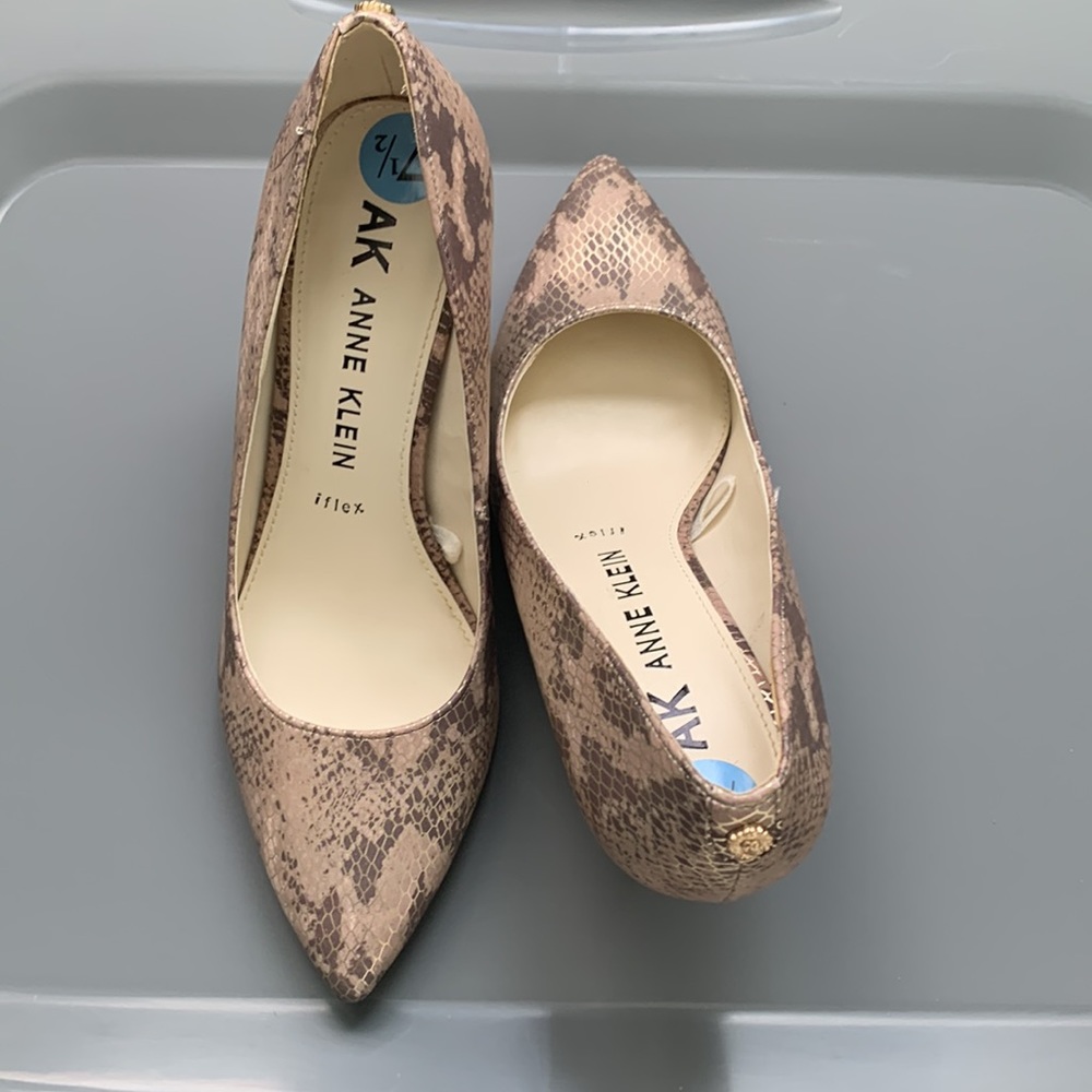 Shoes - Picture 2 of 4